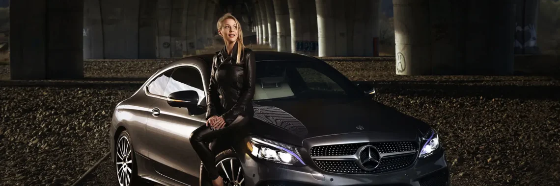 Dárkový poukaz na focení – žena s elegantním outfitem drží voucher (dárek na poslední chvíli)