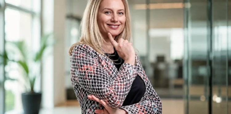 Co si obléct na focení v Praze – muž v modrém saku a bílé košili na LinkedIn portrét